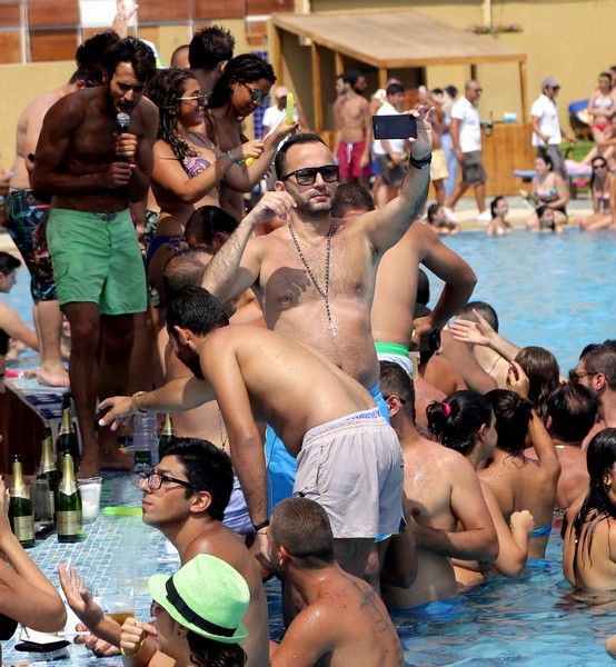 Champagne Showers at Cyan